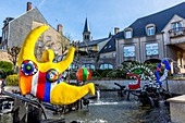 Frankreich, Nievre, Château Chinon, Rathausplatz, Brunnen von Jean Tinguely und Niki de St Phalle im Auftrag von François Mitterrand, Parc Naturel Regional du Morvan (Naturpark Morvan)