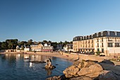 Frankreich, Cotes d'Armor, Côte de Granit Rose (Rosa Granitküste), Perros Guirec, Ploumanac'h, der Strand von Saint Guirec