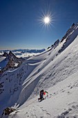 Frankreich, Haute Savoie, Chamonix, Alpinist auf dem Migot-Kamm der Aiguille du Chardonnet (3824 m), Mont-Blanc-Massiv