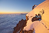 Frankreich, Haute Savoie, Chamonix, Alpinisten im Biwak auf der klassischen Route Aiguille du Midi (3848 m), Aiguille du Plan (3673 m)