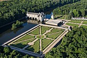 Frankreich, Indre et Loire, Chenonceau, Schloss Chenonceau, Garten der Diane de Poitiers (Luftaufnahme)