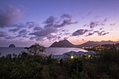 Frankreich, Martinique, Le Diamant, Grande Anse du Diamant, Diamantfelsen und Mourne Larcher im Hintergrund im Morgengrauen