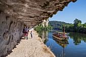 Frankreich, Lot, zwischen Saint Cirq Lapopie und Bouzies, der in den Fels gehauene Treidelpfad in der Nähe der Schleuse von Ganil am Ufer des Lot und das Basrelief des Bildhauers Daniel Monnier