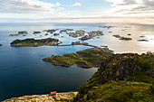 Henningsvaer auf den Lofoten mit geschütztem Hafen und Brücken, die felsige Inseln verbinden