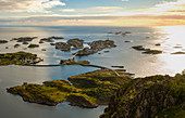 Henningsvaer auf den Lofoten mit geschütztem Hafen und Brücken, die felsige Inseln verbinden
