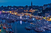 Frankreich, Finistère, Douarnenez, Gesamtansicht der Hafen bei Nacht