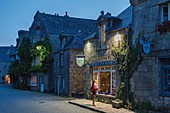 Frankreich, Finistère, Locronan, Frau zu Fuß in einem typischen Steindorf