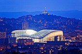 Frankreich, Bouches-du-Rhône, Marseille, das Velodrome-Stadion und im Hintergrund Notre Dame de La Garde