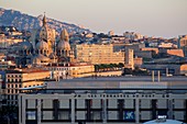 Frankreich, Bouches-du-Rhône, Marseille, Gebiet von Euroméditerranée, Bezirk La Joliette, Kai Lazaretto, Terrassen du Port, historisches Denkmal der Kathedrale La Major (19. Jahrhundert) im Hintergrund