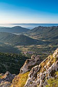 Frankreich, Aude, Katharerland, das Dorf Duilhac-sous-Peyrepertuse am Fuße der Katharerburg von Peyrepertuse