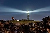 Frankreich, Finistère, Ouessant, Lampaul, Die Strahlen des unter Denkmalschutz stehenden Leuchtturms von Créac'h