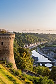 Frankreich, Cotes d'Armor, Dinan, Panoramablick von den Burgmauern, Blick über den Hafen von Dinan und den Fluss Rance