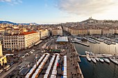 Frankreich, Bouches du Rhone, Marseille, Alter Hafen (Vieux Port) und Weihnachtsmarkt (Luftaufnahme)