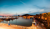 Strandpromenade in der Abenddämmerung, Split, Kroatien