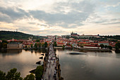 Blick auf die Karlsbrücke und die Moldau, Prag, Tschechien
