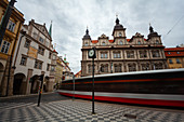 Straßenbahn fährt in der Altstadt, Prag, Tschechien