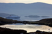 Stehpaddler und Fähre in der Bucht von Tarbert, Insel Harris, Äußere Hebriden