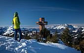 Mann mit Blick auf Jakobskreuz und Ellmauer Halt in Fieberbrunn, Wilder Kaiser bei Winter, Tirol, Österreich