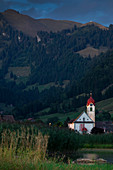 Kirche Euthal am Sihlsee mit Schilf und Bergen, Einsiedeln, Schweiz