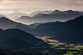 Berg Silhouetten, Jachenau am Walchensee mit Morgennebel, Sonnenaufgang, vom Jochberg, Bayerische Voralpen, Bayern
