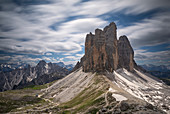 Blick auf Drei Zinnen vom Paternsattel in den Dolomiten, mit ziehenden Wolken bei Tag