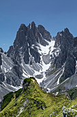 Frau in Berglandschaft in den Dolomiten bei den Drei Zinnen, Südtirol