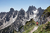 Frau beim Wandern in Berglandschaft in den Dolomiten bei den Drei Zinnen, Südtirol