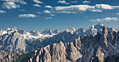 Berglandschaft in den Dolomiten unterhalb der Lavardo Hütte bei den Drei Zinnen am Tag, Südtirol