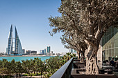 Blick auf die Skyline Von Manama mit den Zwei Türmen des Bahrain World Trade Center aus der Terrasse des Luxushotels Vier Jahreszeiten Bahrain Bay, Manama, Königreich Bahrain, Persischer Golf, Mittlerer Osten