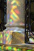 Spiegelung der Glasmalerei auf einer Säule im Chorumgang, Sacre Coeur Basilica, Paray-Le-Monial, Frankreich