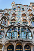 Fassade und Balkone mit weißen Wasserlilien-Mosaiken, Casa Batllo des Architekten Antonio Gaudi, Passeig De Gracia, Barcelona, Katalonien, Spanien