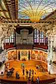 STAGE OF THE CONCERT ROOM AND CUPOLA OF THE BIG CENTRAL STAINED GLASS BY ANTONI RIGALT I BLANCH, PALAU DE LA MUSICA CATALANA (PALACE OF CATALAN MUSIC), ARCHITECT DOMENECH I MONTANER, BARCELONA, CATALONIA, SPAIN