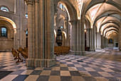 Kreuzgewölbe im Kirchenschiff in der Abteikirche Sainte-Étienne de Caen (auch bekannt als Abbaye Aux Hommes ), gegründet im 11. Jahrhundert von Wilhelm dem Eroberer, und wiederaufgebaut im 18. Jahrhundert, Caen, Frankreich
