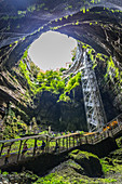 Natürliche Höhle von etwa 35 Metern Durchmesser, Los, Okzitanien, Frankreich
