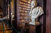 Der Long Room, Bibliothek des Trinity College Dublin, Universität aus dem 16. Jahrhundert, Dublin, Irland