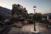 Zitadelle und Straßenlaterne in Abenddämmerung, Corte, "die heimliche Hauptstadt Korsikas", Korsika, Frankreich