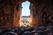 Kopfsteinpflaster in übermauerter Gasse, Corte "die heimliche Hauptstadt Korsikas", Korsika, Frankreich