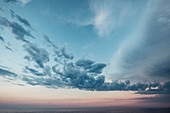Wolken über dem Meer zwischen Korsika, Frankreich, und Livorno, Italien