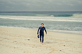 Surfer am Strand von Boodjedup bei Margaret River, Westaustralien, Australien, Ozeanien