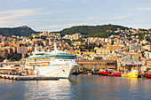 Hafen von Genua im Morgenlicht, Italien