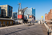 Boote im Traditionsschiffhafen / Sandtorhafen in den frühen Morgenstunden mit der Elbphilharmonie im Hintergrund, Hafencity, Hamburg, Deutschland