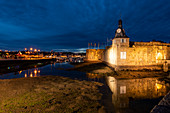 Bucht mit Hafen und Ville Close in der Abenddämmerung, Concarneau, Arrondissement Quimper, Departement Finistère, Bretagne, Frankreich, Europa
