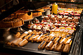 Café und Frühstück im Lokal L'atelier 116 mit Kuchen und Desserts, Straßburg, Alsace-Champagne-Ardenne-Lorraine, Frankreich, Europa