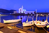 Abends mit kleinen Fischerbooten am alten Hafen von Lipari, Liparische Inseln, Süd- Italien