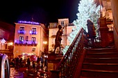 Abends, Weinachtsbaum, Altstadt, Weihnachten, Winter in Novara di Sicilia, Sizilien, Italien
