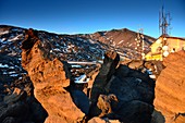 Lavafelsen und Antennen und Hütte unter dem Vulkan Ätna, Südseite, Ostküste, Sizilien, Italien