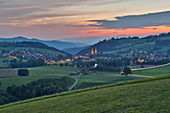 Feuriger Abendhimmel über St. Peter, Naturpark Südschwarzwald, Schwarzwald, Baden-Württemberg, Deutschland