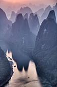 Karstlandschaft und Li-Fluss bei Morgendämmerung, Guilin, Region Guangxi, China LA008078