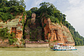 Riesenbuddha am Leshan und Touristenboot, Provinz Sichuan, China LA008722
