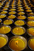 Kerzen in Leasha Gianat Buddha Tempel, Provinz Sichuan, China LA008730